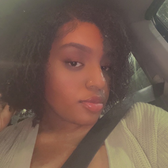 Meet your Posher, Ariann - Picture 1 of 1